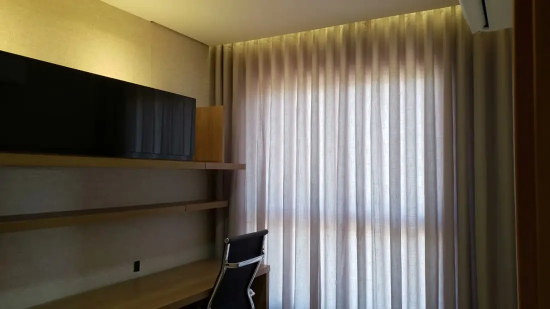 Cortina instalada em quarto com home theater