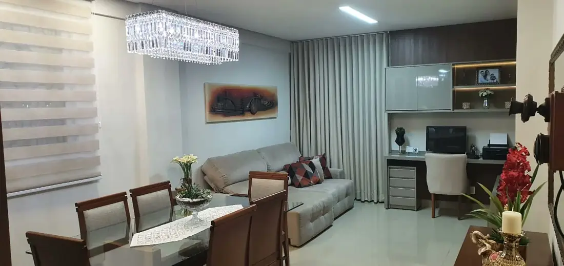 Persiana rolô e cortina instaladas em sala de estar